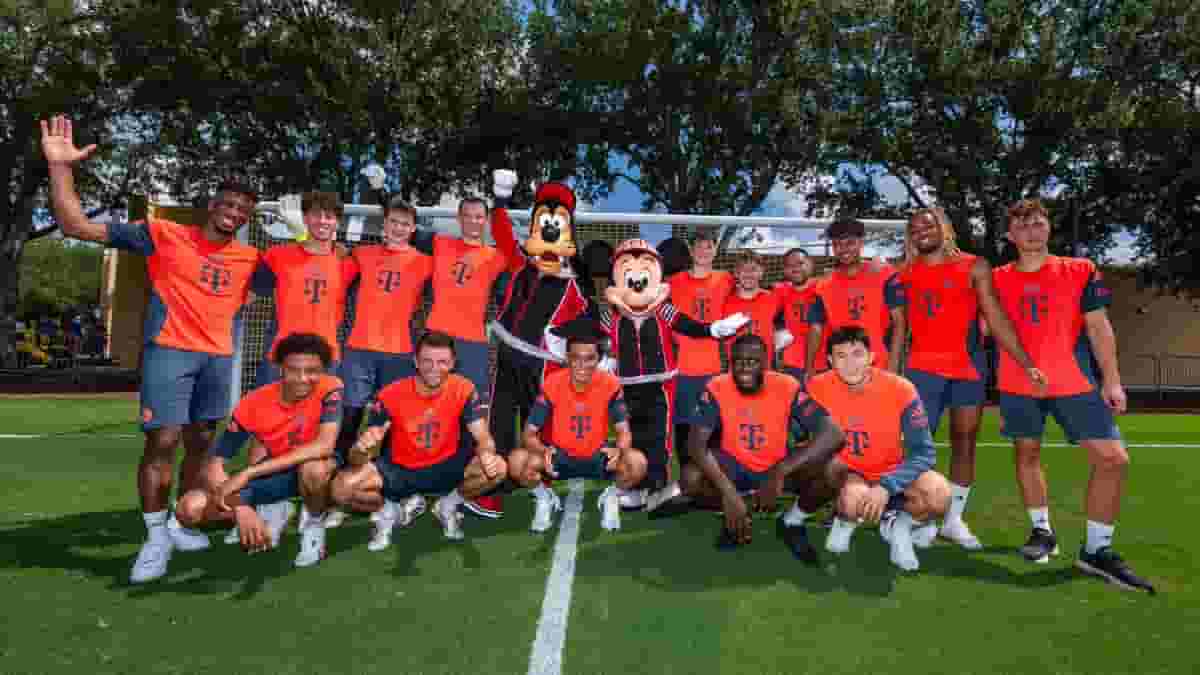 バイエルン、ディズニーで練習初日！ミッキー＆グーフィと特別セッション