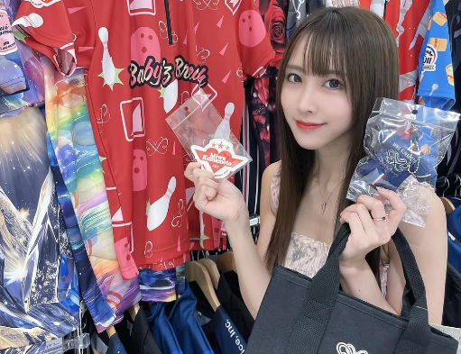 「めっちゃ可愛い」アイドルボウラー・熊本美和、IN小田急ハルク！プロボウラーと並ぶ
