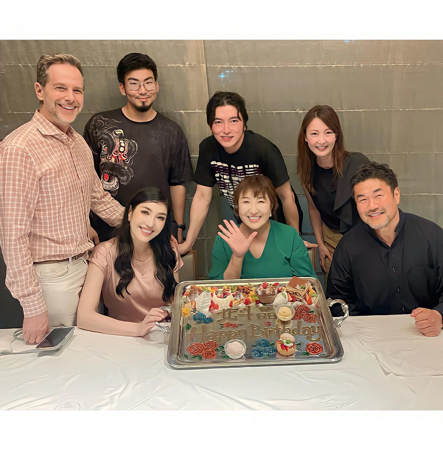 夫婦でピンクコーデ💕アンミカが北斗晶の誕生日会ショット公開👀