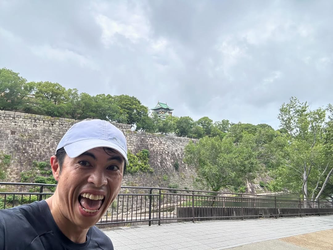 「久々に走りやすい環境ピーヤ」小島よしおが大阪城でラン！