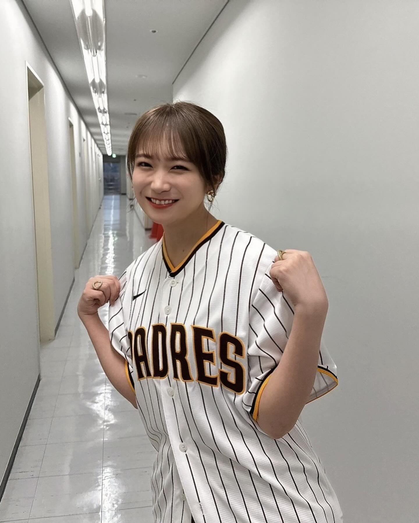 秋元真夏、パドレスのユニフォーム姿が可愛すぎると話題に！！