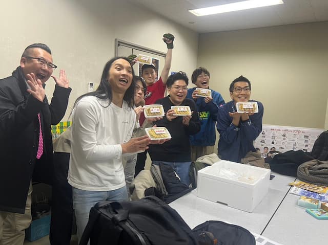 「楽屋に大量の◯◯の差し入れが…！」ヤーレンズらケイダッシュ芸人が栃木のローカル番組に出演