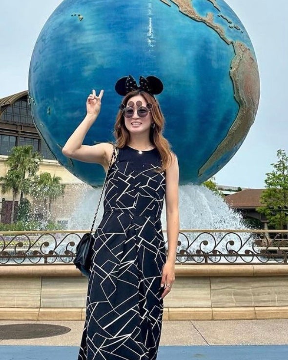 普段の姿と一変！夢の国満喫ショットを公開