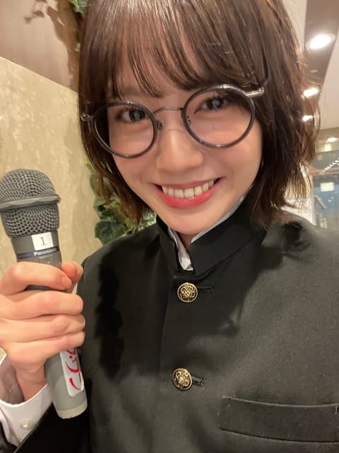 激レア!?元AKB48のタレントが学ラン&丸めがね姿を披露！ユニークなところも可愛いと大好評