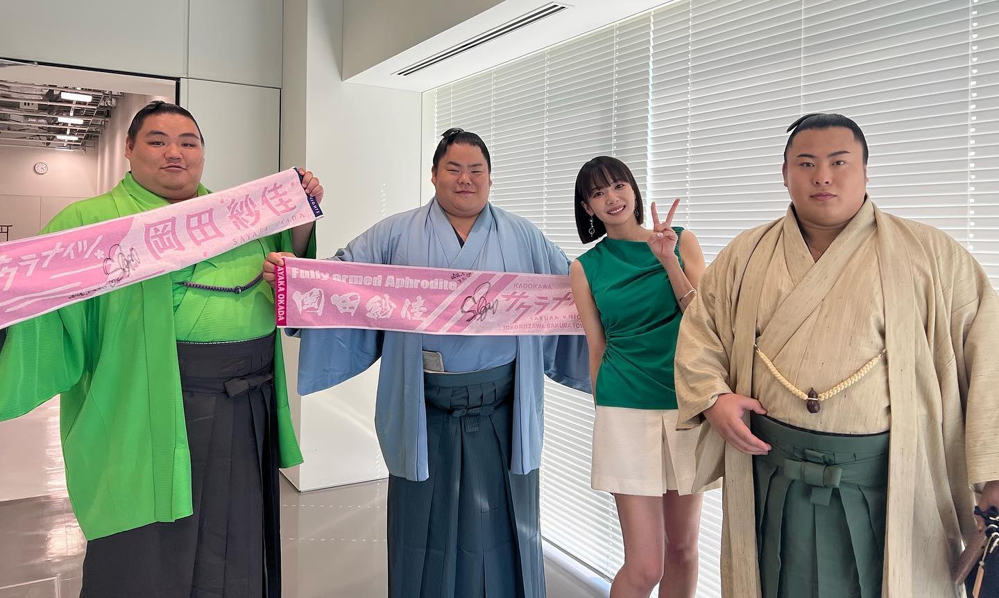 岡田紗佳が巨漢スポーツ選手に囲まれ4S💕「美女と野獣」と話題に👀