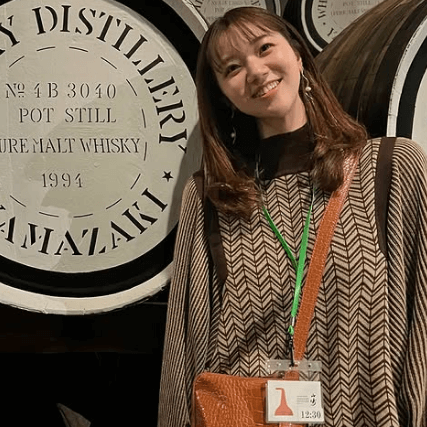 「可愛か〜！！」隠れファンが多いあの美女、巨大ウィスキー樽をバックに男子ときめきのショットを披露！