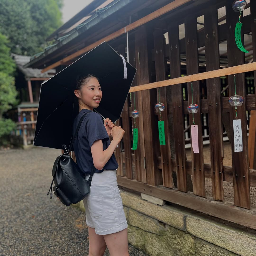 女子フィギュアスケート・住吉りをんが神社へのお参りショットを公開！