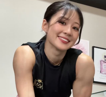 「目指せ、可愛いマッチョ！」美女アスリート、”ロックなボディトレムービー”を披露！イカすとファン歓喜「顔も筋肉もスタイルも美しい！」