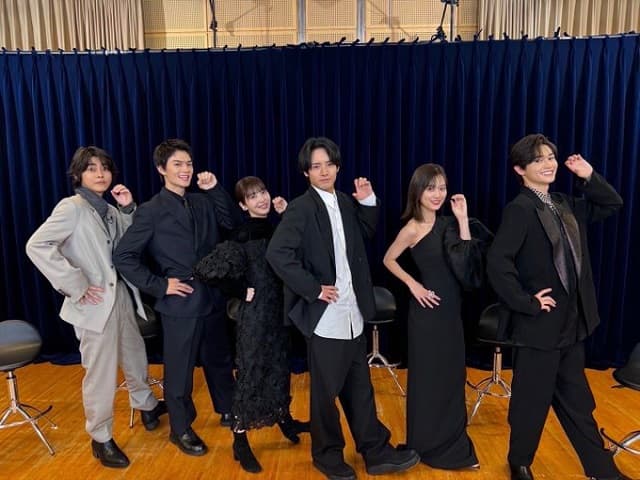 「何故か〇〇さんポーズ」浜辺美波が共演者たちとの仲良しショットで映画を告知