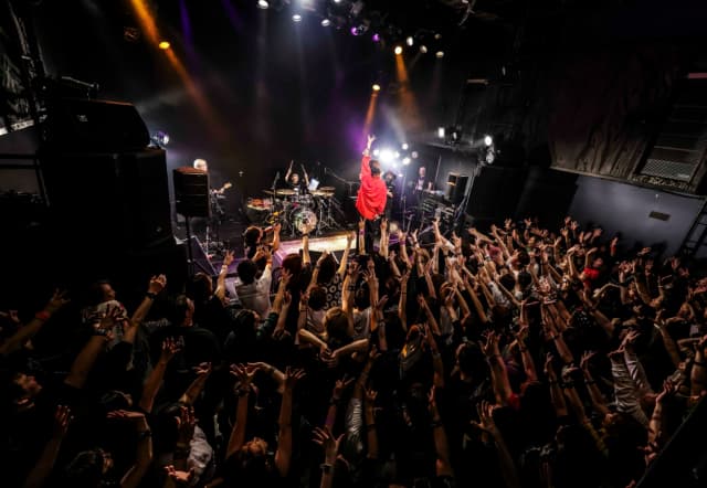 アーティスト清春が水戸でライブを実施！ステージ上でのショットにファン感激