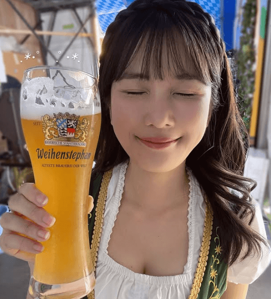 「衣装が可愛い！」美女タレント、山口のドイツ文化交流イベントに推参！ステージダンシング＆レノファ・レノ丸との2ショットも披露