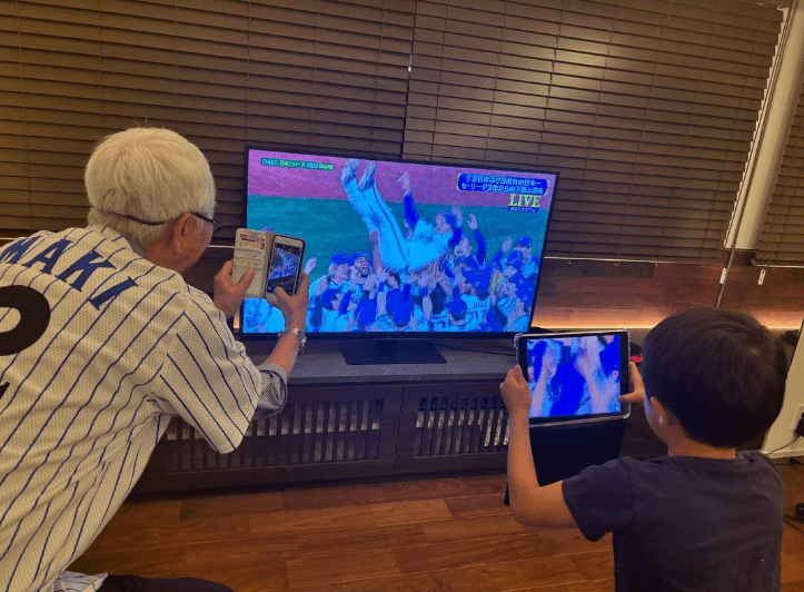 美女アナ・根本美緒ファミリー、横浜ベイスターズ胴上げシーンをTVモニター越しに激写！ほっこり写真にファン癒される