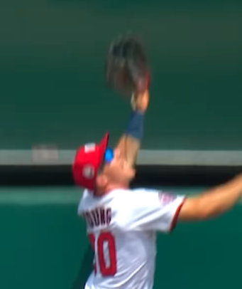 スパイダーマン級の壁際守備！ジェイコブ・ヤングが“ホームラン強奪”で魅せた驚愕プレー