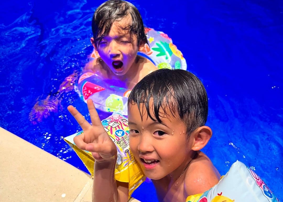 中村獅童が夏のプールショットを公開　子どもたちの笑顔が弾けるひととき