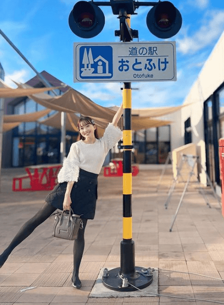 美女アナ・長谷川朋加、”映える”道の駅おとふけのシンボル前で、ときめきショットを披露！