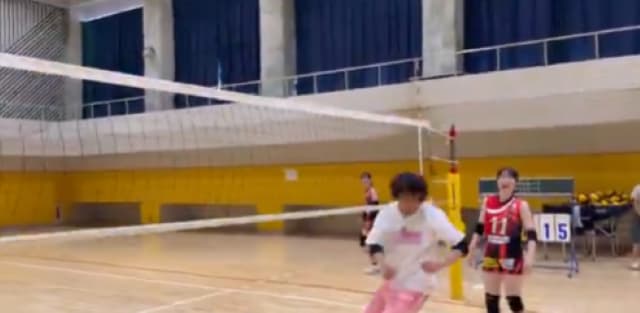 「バレーの難しさを学ぶ。。」お笑い芸人・狩野英孝がバレーに挑戦！難しさを学ぶ