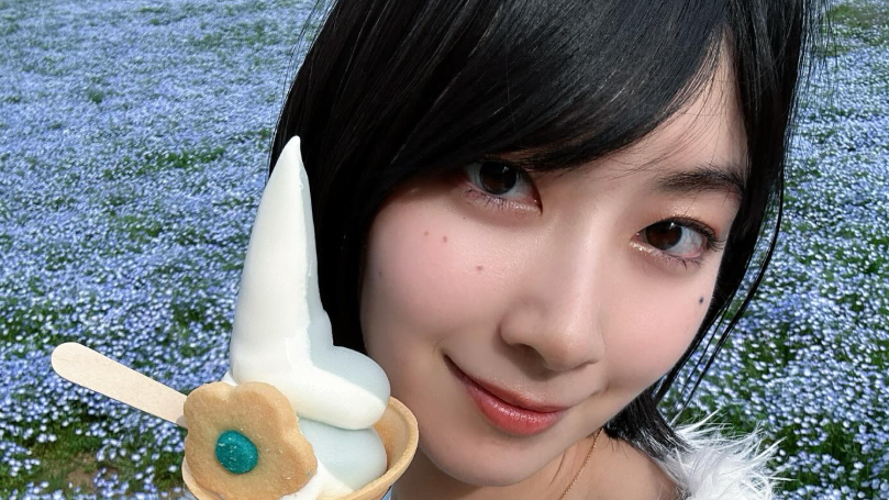 「ネモフィラが霞む美しさ」檜山沙耶、“ネモフィラブルーソフト”片手に魅了！