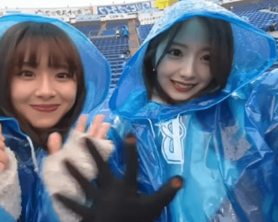 「ホントに美人姉妹だね」人気の野球女子、ユニフォーム＆レインコート着用のショット＆ムービーを公開！見惚れるファン続出