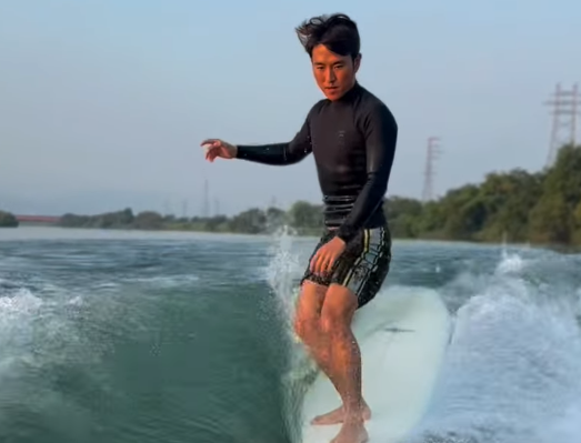 サーフィン驚愕！プロサーファー浜瀬海、2分間のハングファイブに成功「波が最高すぎた」