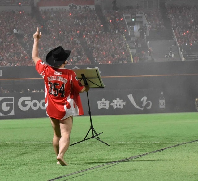 ハリウッドザコシショウがみずほPayPayドーム福岡に登場！ネタ披露中の後ろ姿を公開