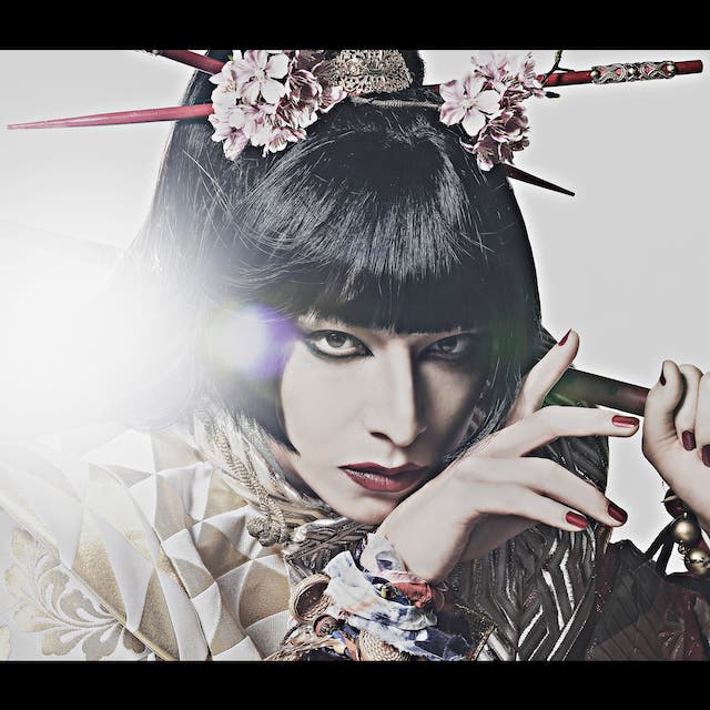 「一体誰...??」人気俳優の妖艶な表情に注目集まる