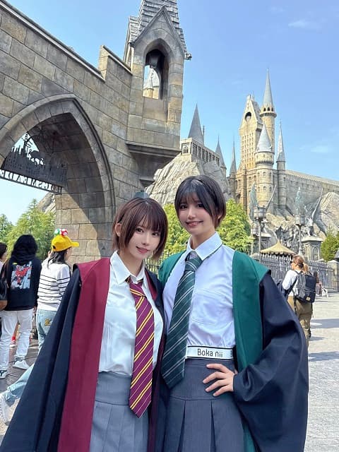 プライベートでは初!?人気コスプレイヤー えなこがUSJで仲良しハリポタ制服ショットを投稿！
