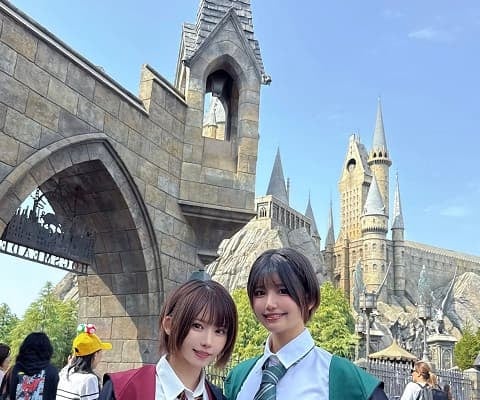 プライベートでは初!?人気コスプレイヤー えなこがUSJで仲良しハリポタ制服ショットを投稿！