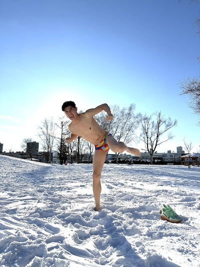 「裸足なのポイント高いw」小島よしおが受験生のために体を張る！