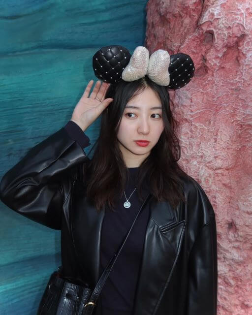 高田里穂、久しぶりの“耳”姿が可愛すぎる！黒レザー×ミニーで大人カワイイ全開