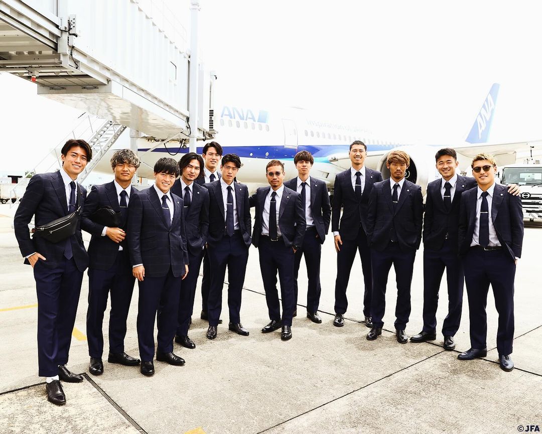 「真ん中に雰囲気の違う人がおる」サッカー日本代表の集合写真がワイルドすぎると話題に