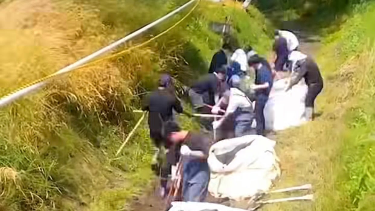 「これは、すごい」斎藤佑樹が野球場の周りの水路のヘドロ掃除を！