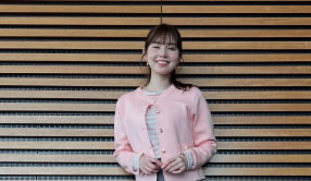 「春色コーデが天使すぎる…」マーシュ彩、ピンクカーデの爽やかショットにファン歓声！