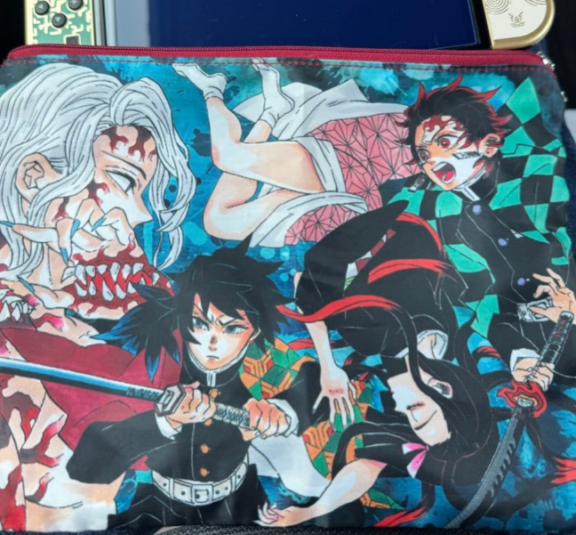 椿鬼奴、移動中も“鬼滅スイッチ”投入！旅先でのポーチSHOT公開