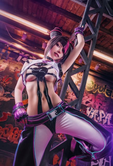 コスプレイヤー・えなこがストリートファイター6のジュリのコスプレを披露