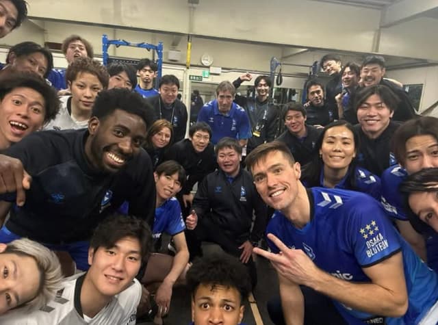 最高のチーム雰囲気！バレーボール選手 山本智大 笑顔の集合写真を公開！