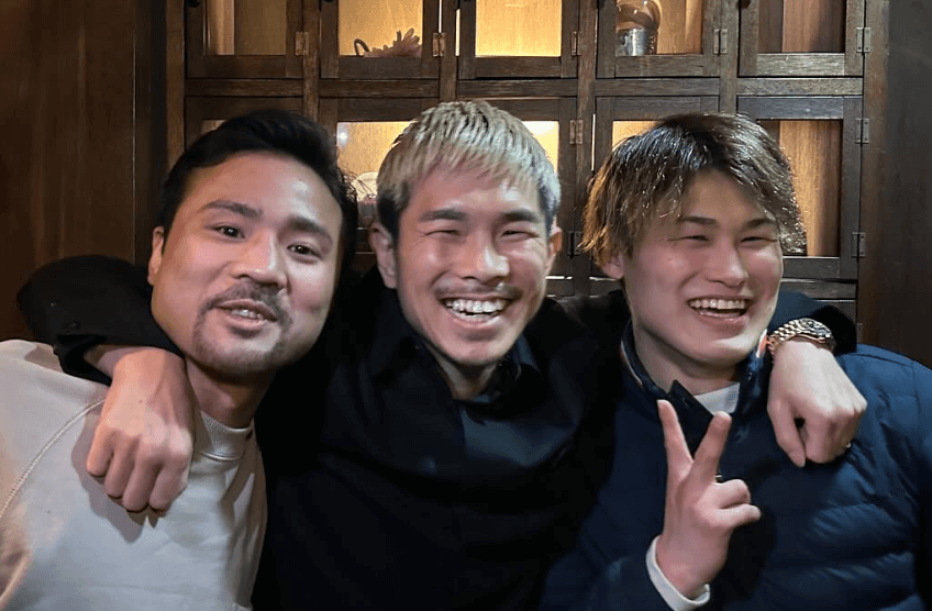 「みんないい笑顔😊」井岡一翔が戦友との仲良しショットを公開！