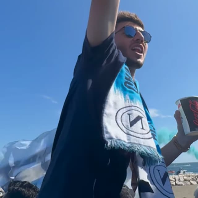 ナポリのMFビリー・ギルモアがセリエA優勝パレードで20万人のファンを前に喜び爆発！