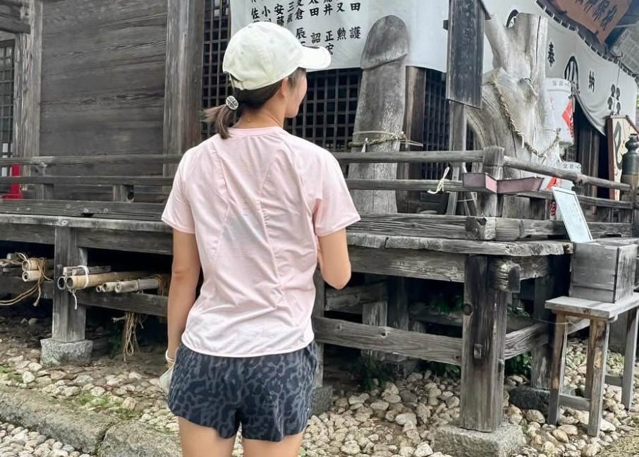 金田久美子、秋保神社で勝負祈願　“不安割り”も２度挑戦