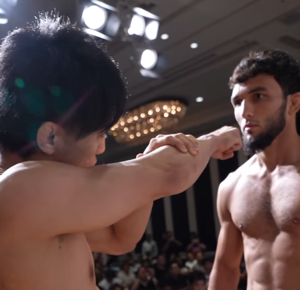 征矢貴vsアリベク・ガジャマトフ、フライ級トーナメント1回戦が火花！静かなフェイスオフに緊張走る！