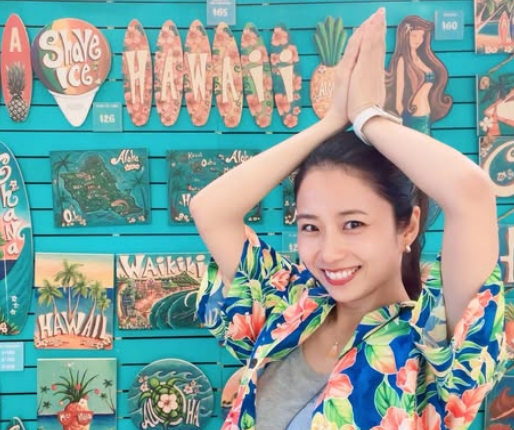 「今日も可愛くできましたね」元プロ野球の美女チア、”アロハなナマステ・ショット”を披露！ファンハーピーモード