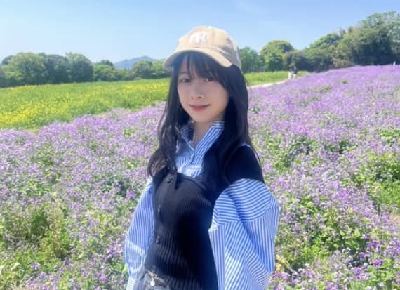 NMB48・青原優花の激カワショットにファン歓喜「青空からお花畑に舞い降りた天使」