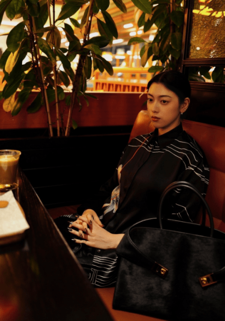 三吉彩花「ムーディなカフェ」ショットで大人の魅力爆発！