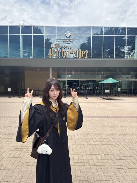 伊織もえが人気イラストレーターたちと『ハリーポッター』スタジオツアーへ！ローブ姿に可愛いと反響