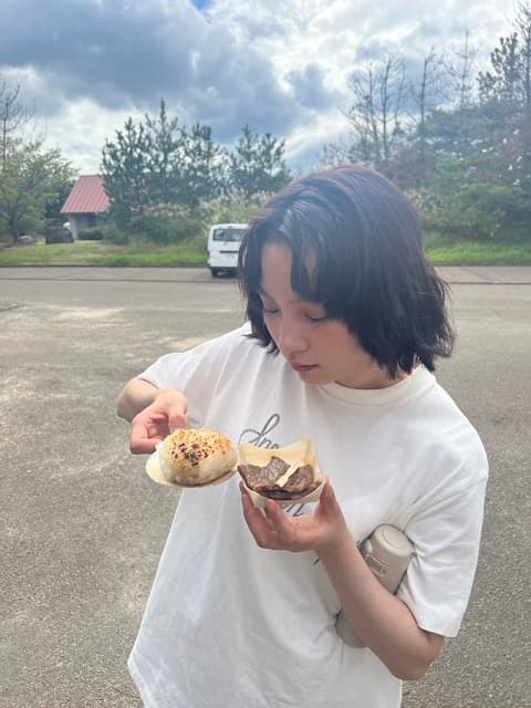 アーティストの”のん”がフェス飯を投稿！食べる姿も可愛いと話題