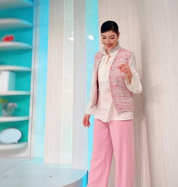 アンミカ、ピンクツイードとレースのスタンドカラーシャツの春色コーデで心が弾む！