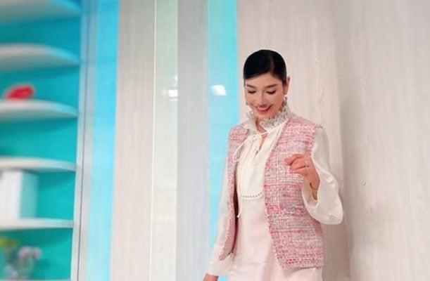 アンミカ、ピンクツイードとレースのスタンドカラーシャツの春色コーデで心が弾む！