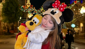 クリスマスムード満載！！三上悠亜、ディズニーシーオフショットが話題！