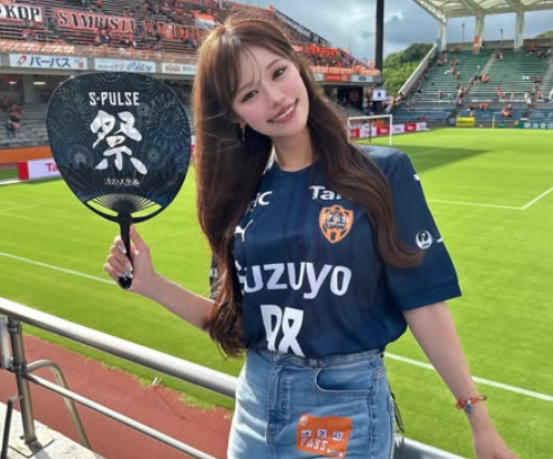 「一段とめっちゃ綺麗で可愛い」サッカー美女子、”勝利の女神・美ショット”を披露！エスパルスファン白熱＆歓喜
