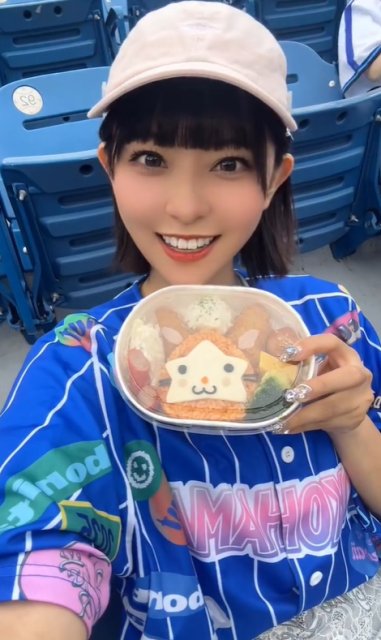 元プロ野球チア美女、家族野球観戦の