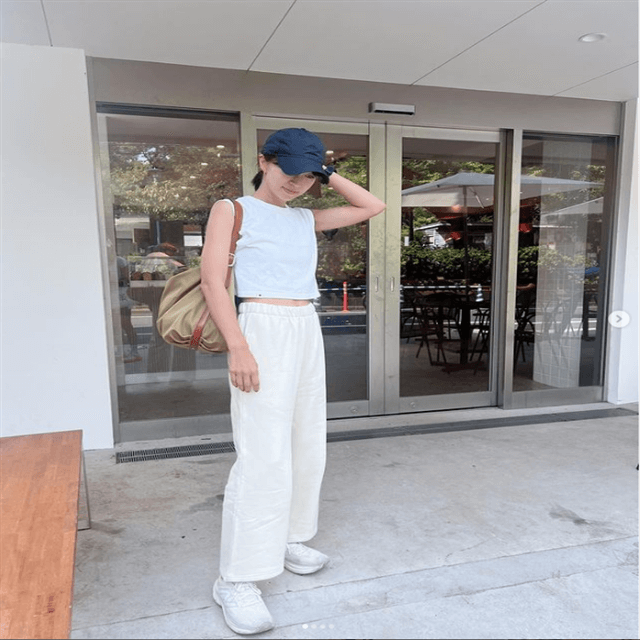安田美沙子がカフェ前で魅せた白コーデ！ちょい見え”ヘソ出しルック”にファン「めっちゃ可愛い」と称賛